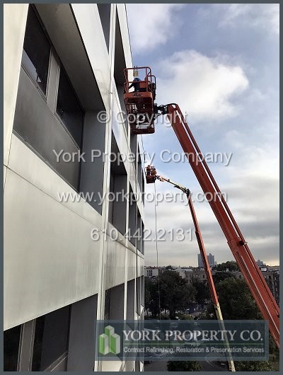 Professional caulking stained
anodized aluminum
curtain wall
cleaning, oxidized anodized aluminum curtain wall refinishing,
discolored
anodized aluminum curtain wall
restoration and dirty anodized aluminum curtain wall restoration
cleaning solutions that restore the color, gloss, luster, sheen and
visual appearance.